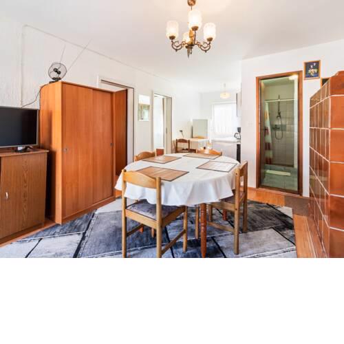 Pleasant apartment with balcony in Ližnjan