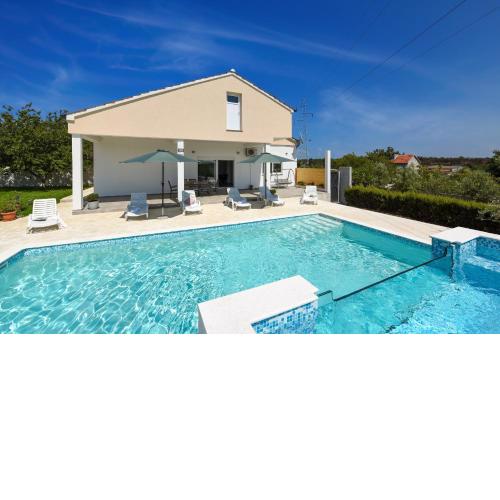 Poolincluded - Holiday Home Anima