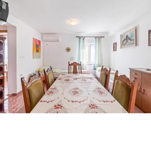 Quaint Apartment in Ližnjan with Balcony