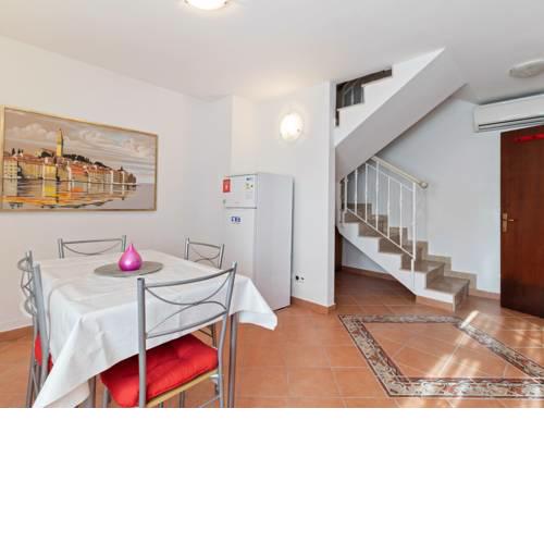 Quaint Apartment in Rovinj with Terrace