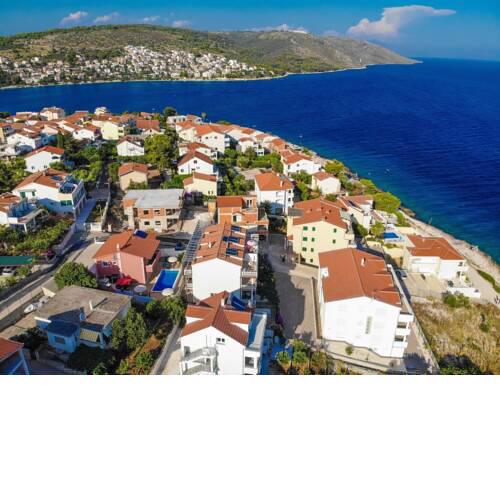Quaint Holiday Home in Okrug Gornji near Bocici Beach