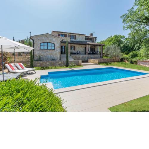 Quaint Villa in Sveti Lovrec Pazenaticki with Swimming Pool