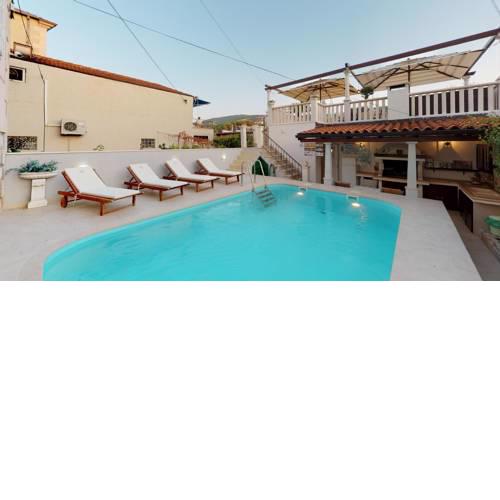 Radovani Luxury Apartment with Private Pool