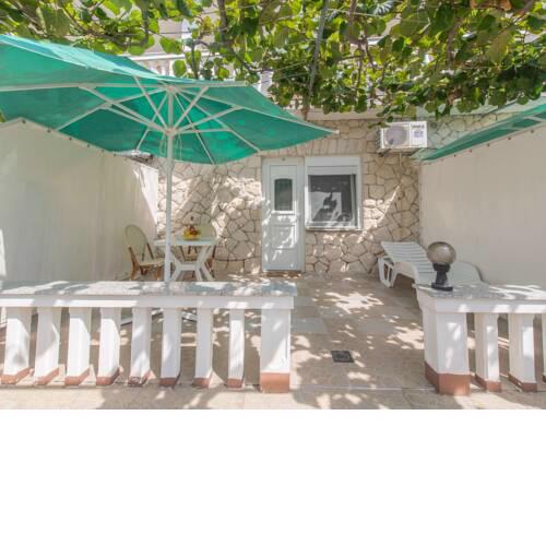Relaxing Apartment in Okrug Gornji near Mavarstica Beach