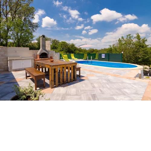 Relaxing holiday house with pool