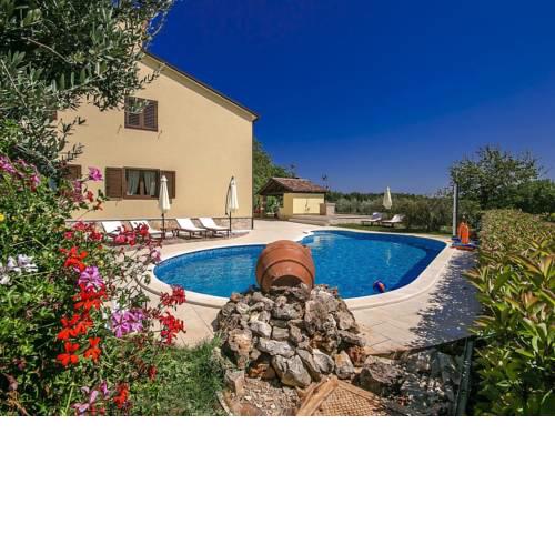 Picturesque Apartment with Swimming Pool in Visnjan