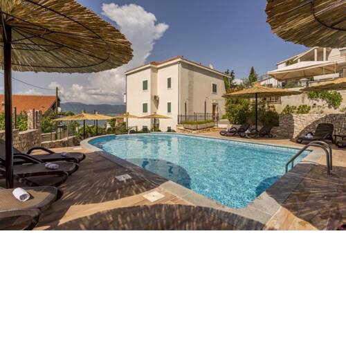 SeaEsta apartment with two pools near the beach