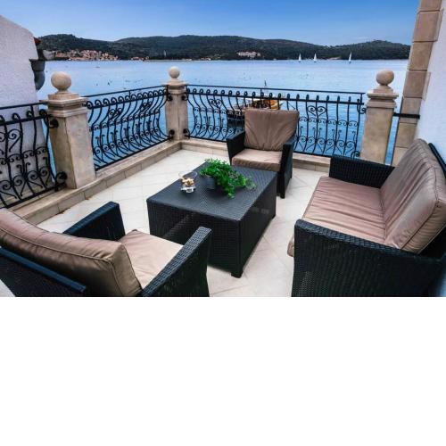 Seafront Apartment For4