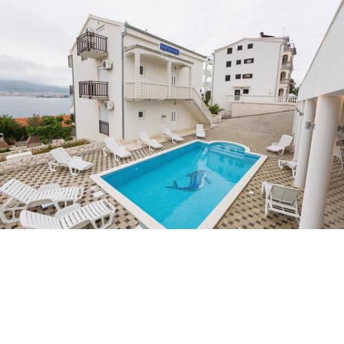 Seaside apartments with a swimming pool Okrug Donji, Ciovo - 8664