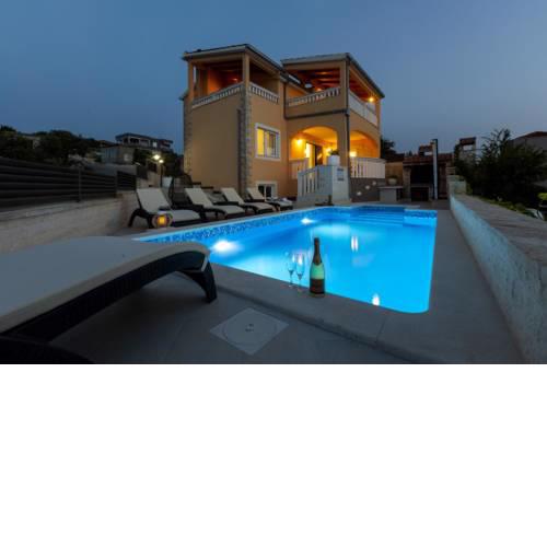Seaside family friendly house with a swimming pool Razanj, Rogoznica - 17071