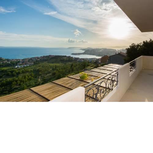 Secluded holiday house with stunning sea view