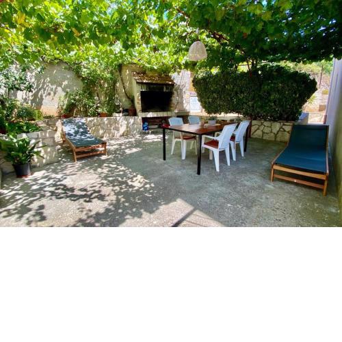 Secret Garden Komiza