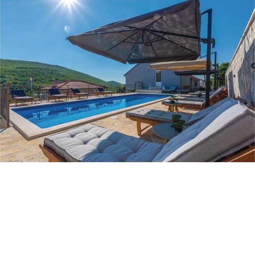 Seven-Bedroom Holiday Home in Cacvina