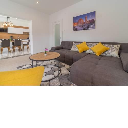 S&I Peaceful Holiday Home With Pool & Jacuzzi