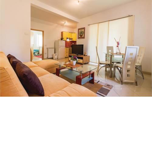Six-Bedroom Holiday Home in Liznjan