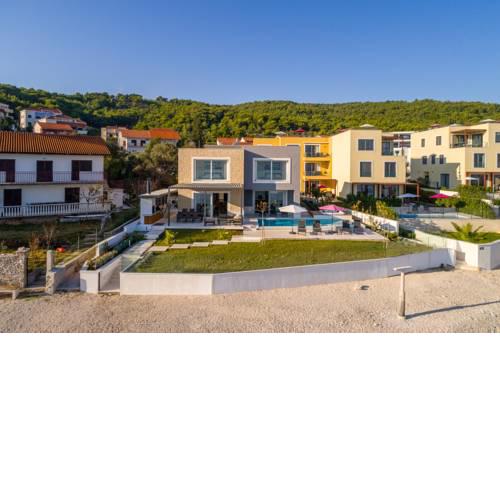 Slatine Villa Sleeps 8 with Pool Air Con and WiFi