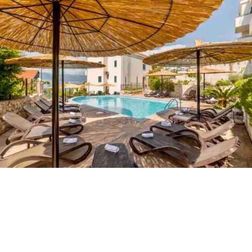 SLEEPIZI Private apartment with terrace and swimming pools in Slatine