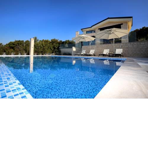 Smrika Villa Sleeps 8 with Pool Air Con and WiFi