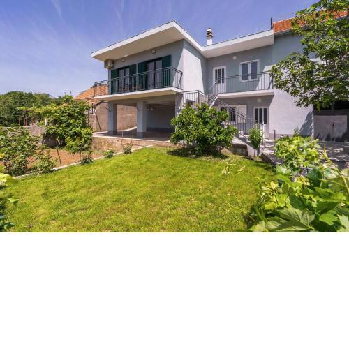 Spacious 110 m2 apt in village with large garden