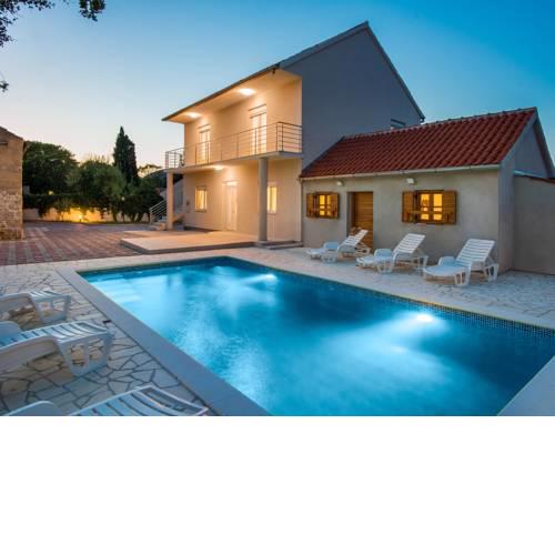 Spacious 4 bedroom holiday home with private swimming pool, fenced garden, BBQ