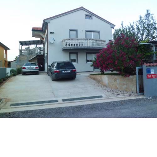 Spacious apartment Brigitte with garden