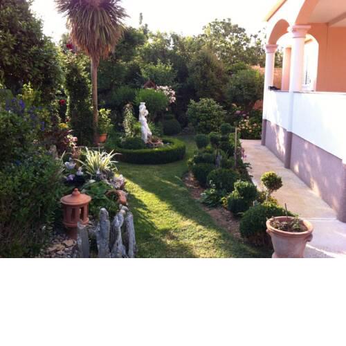 Spacious apartment Lena near the beach