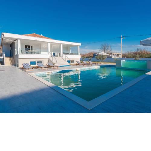 Spacious Holiday Home in Galovac with Jacuzzi