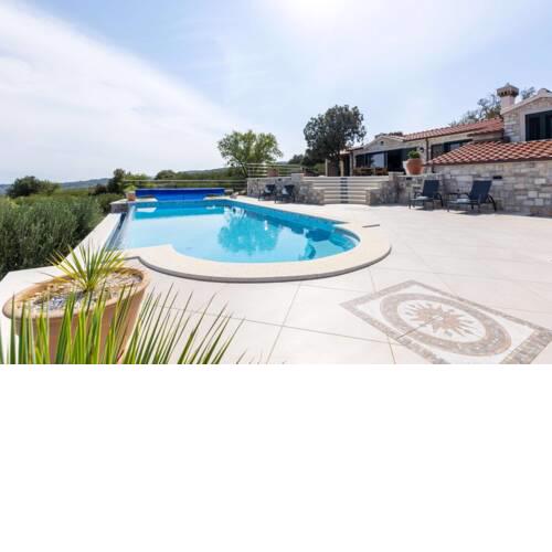 Splitska Villa Sleeps 6 with Pool and WiFi