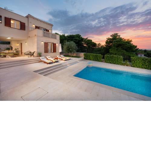 Splitska Villa Sleeps 8 Pool Air Con WiFi
