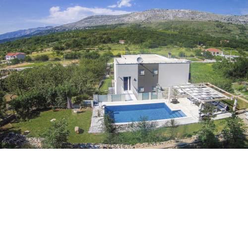Srinjine Villa Sleeps 9 Pool Air Con WiFi