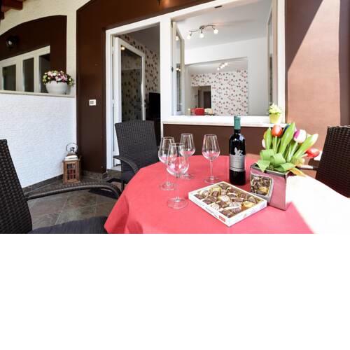 Stay in the heart of Poreč - 50m to the beach