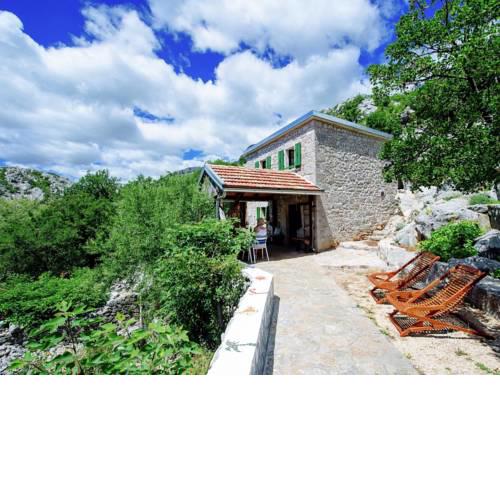 Beautiful Holiday Home in Starigrad with Garden