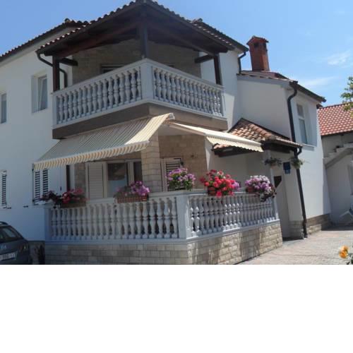 Studio Apartment in Medulin with Terrace, Air Conditioning, Washing Machine (213-4)