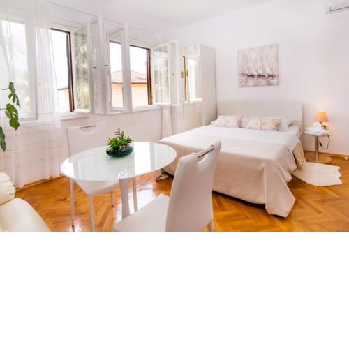 Studio Apartment Villa Central with Sea View