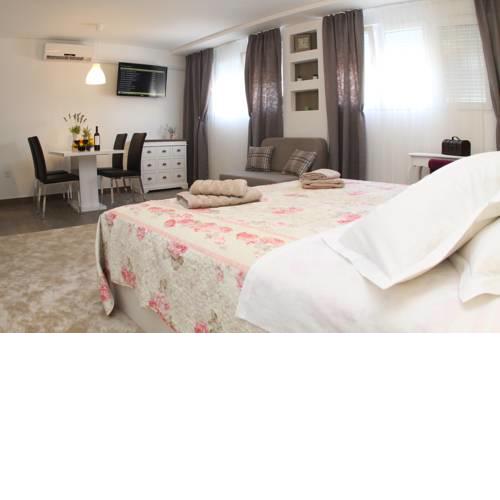 Studio Apartments Mirakul