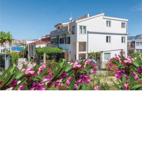 Stunning apartment in Podstrana w/ WiFi and 3 Bedrooms