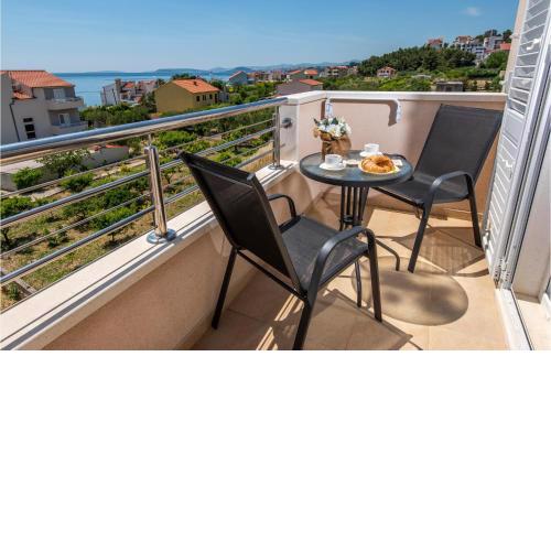 Stunning apartment in Podstrana with
