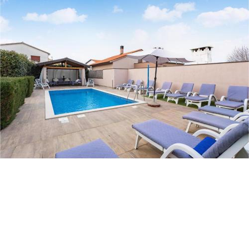 Stunning home in Fazana with WiFi and 5 Bedrooms