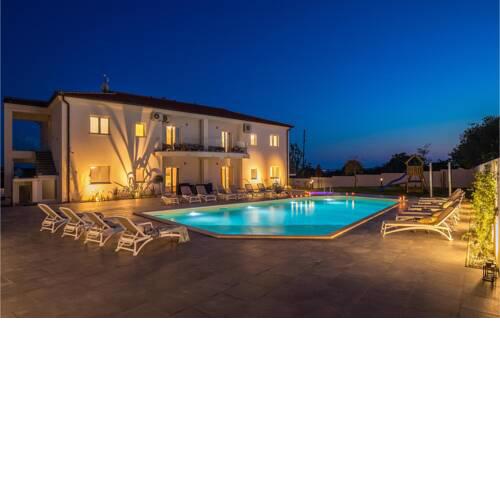 Stunning home in Liznjan w/ Jacuzzi, WiFi and 12 Bedrooms