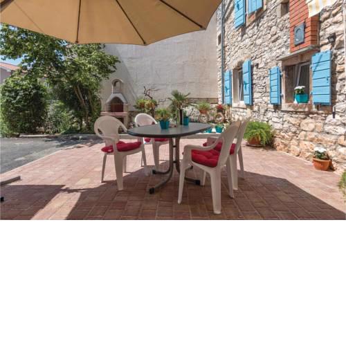 Stunning home in Liznjan w/ WiFi and 2 Bedrooms