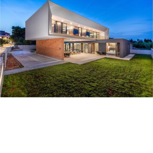 Stunning home in Liznjan with Outdoor swimming pool, WiFi and 4 Bedrooms