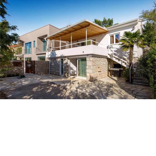 Stunning home in Lukovo Sugarje with 4 Bedrooms
