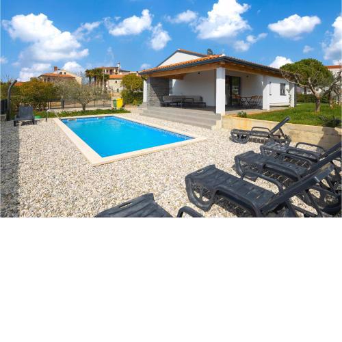Stunning home in Novigrad with Outdoor swimming pool, WiFi and 3 Bedrooms