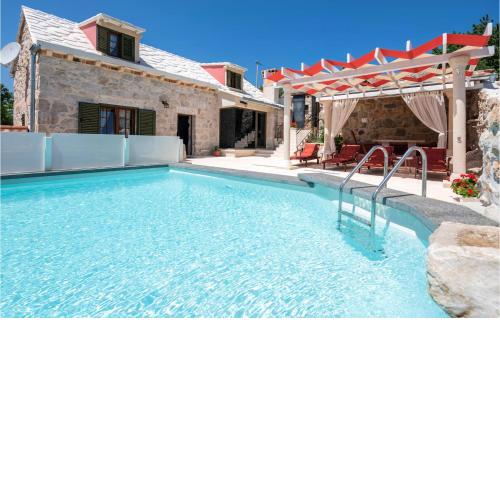 Stunning home in Podbablje Gornje with Outdoor swimming pool, WiFi and 3 Bedrooms