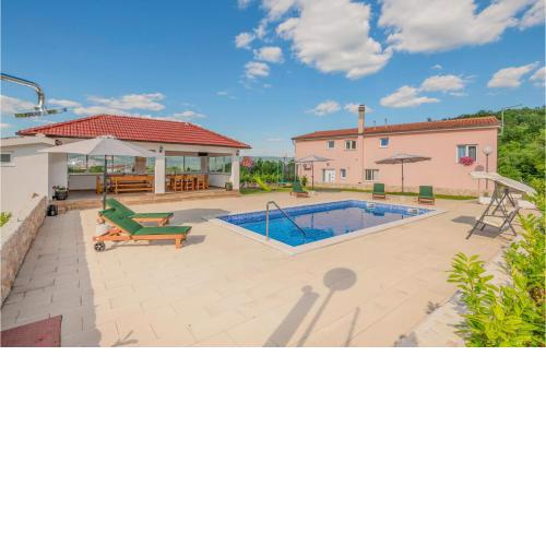 Stunning home in Podbablje Gornje with Outdoor swimming pool, WiFi and 5 Bedrooms