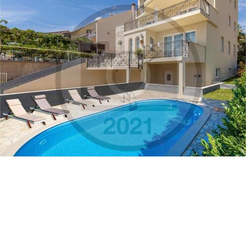 Stunning home in Podstrana with Outdoor swimming pool and 6 Bedrooms