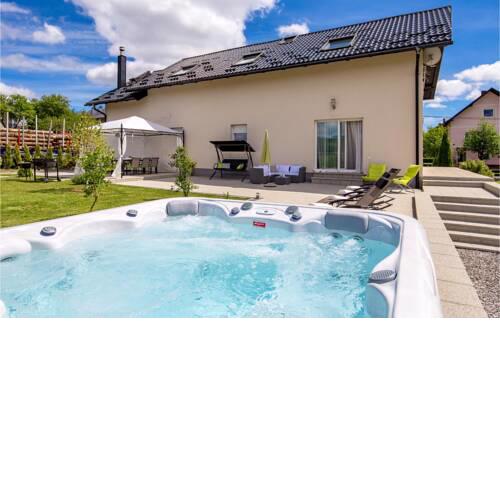 Stunning home in Ravna Gora w/ Jacuzzi, WiFi and 5 Bedrooms