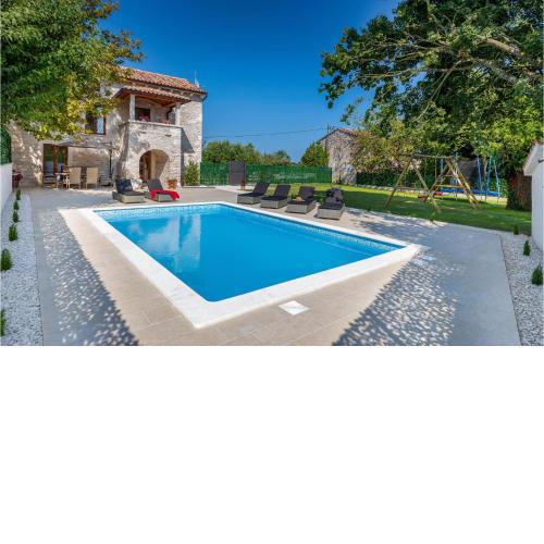 Stunning home in Rojnici with Outdoor swimming pool, WiFi and 2 Bedrooms