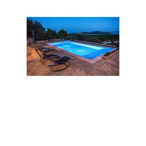 Stunning home in Seget Vranjica w/ Outdoor swimming pool, Jacuzzi and 4 Bedrooms