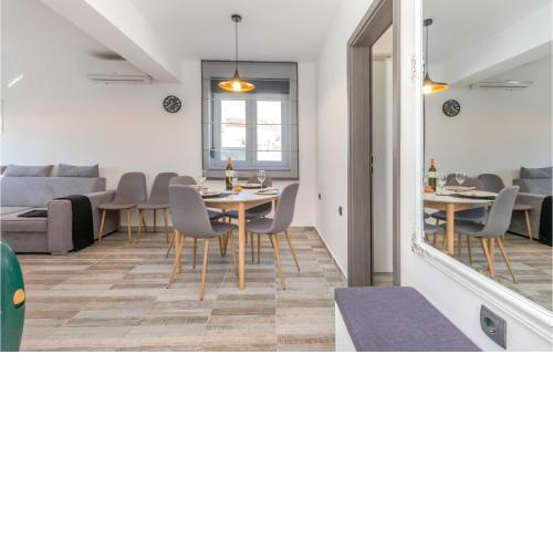 Stunning home in Sveti Fiilip i Jakov with Outdoor swimming pool, WiFi and 2 Bedrooms